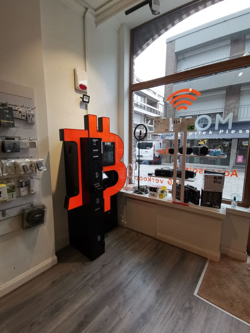 Bitcoin atm in the Mobi-Fix on Hoogstraat phono number 4