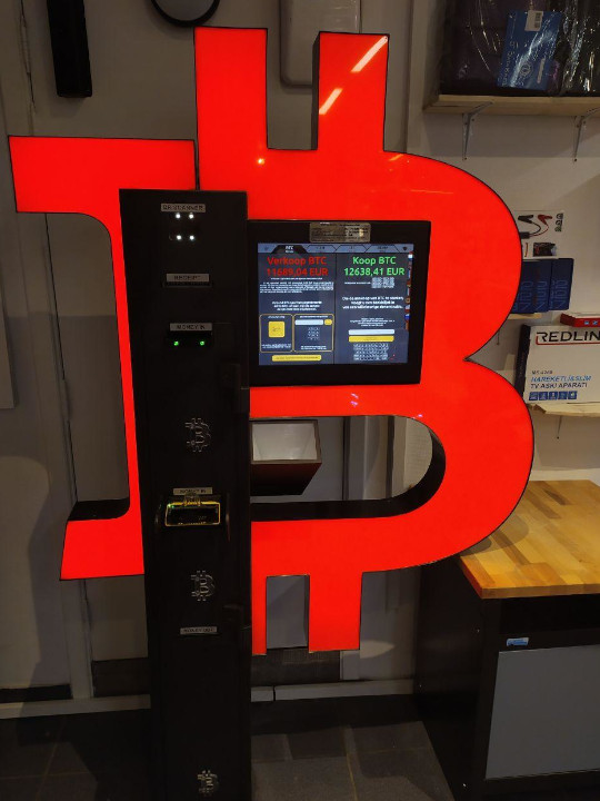 Bitcoin atm in the Tess Phone store on Stationsstraat, photo number 1