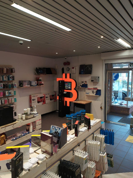 Bitcoin atm in the Tess Phone store on Stationsstraat, photo number 2