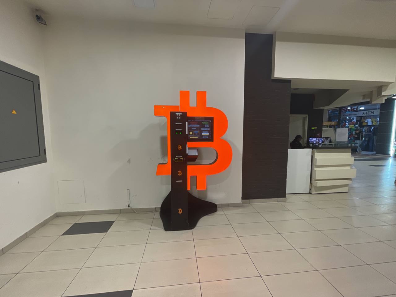 Биткойн банкомат в Плевен Център, Плевен Макси трейд център номер на снимката 2