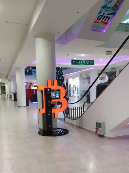 Биткойн банкомат в Mega Mall, снимка номер 2