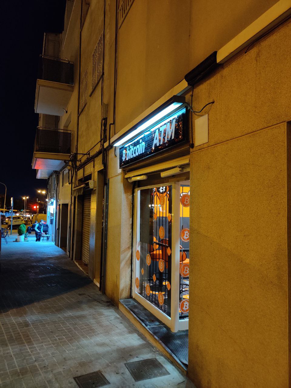 Cajero automático Bitcoin Barcelona - Badalona en el local de la Rambla Sant Joan, foto número 7