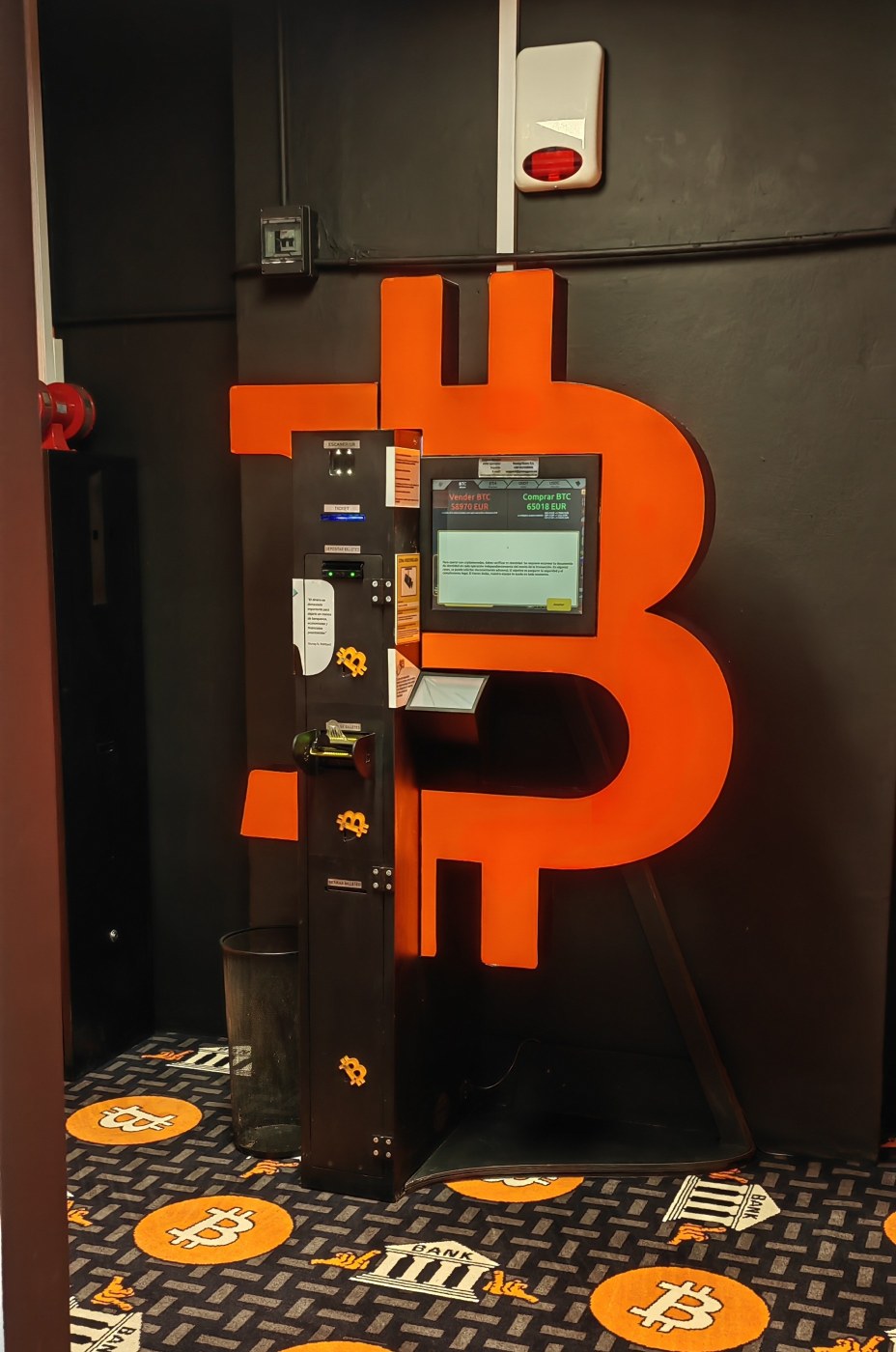 Cajero de Bitcoin Alicante en el local de la Somos Móvil, foto número 1