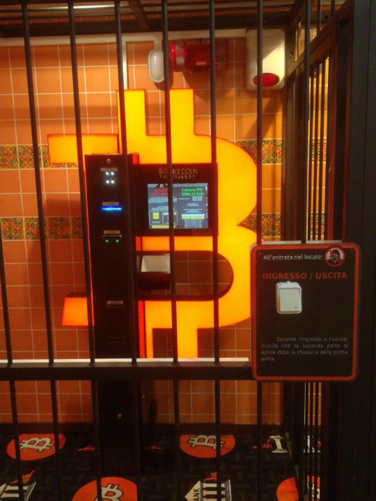 Bitcoin atm nei locali di via Borgo Felino, foto numero 1