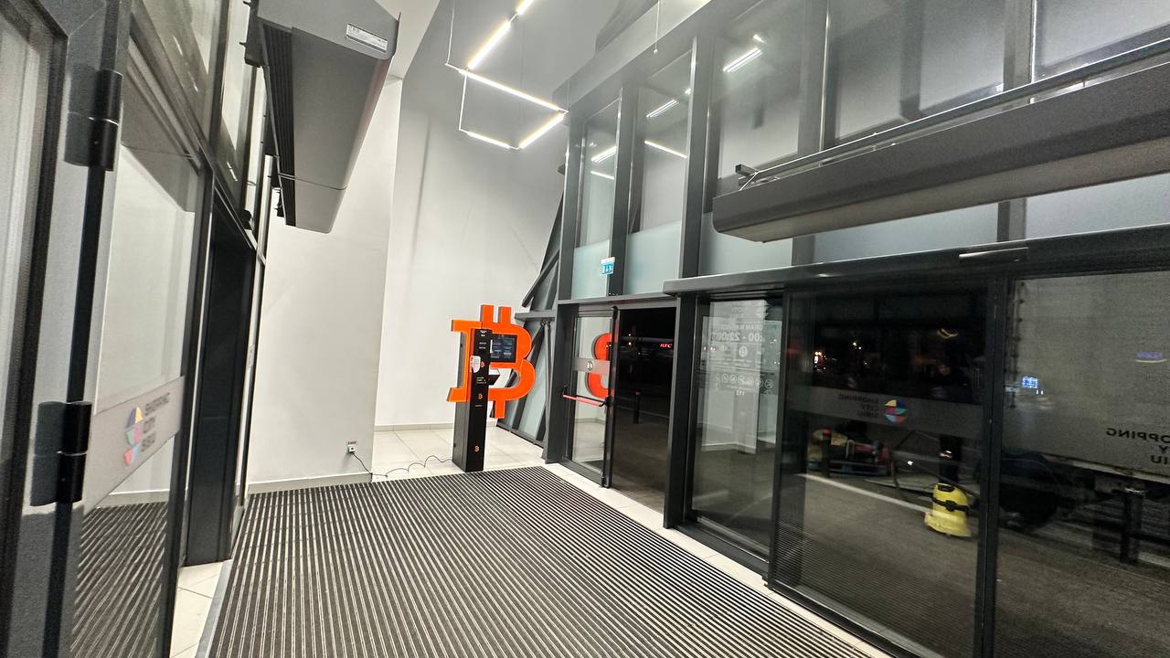 Bancomat Bitcoin Sibiu în Auchan Shopping City Sibie, fotografia numărul 4