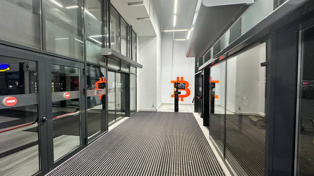 Bancomat Bitcoin Sibiu în Auchan Shopping City Sibie, fotografia numărul 5