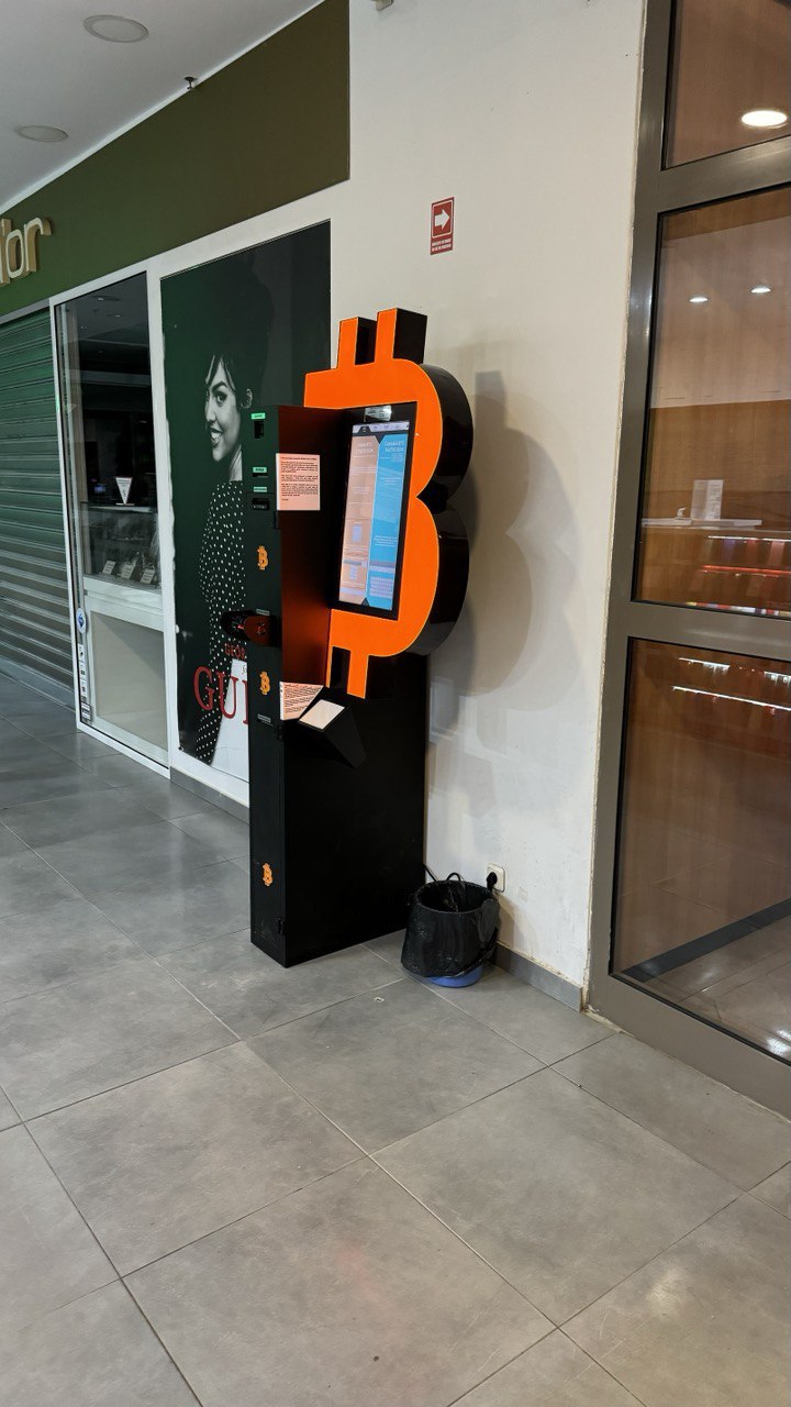 Bancomat Bitcoin în Centrul Comercial Crișul foto numărul 1
