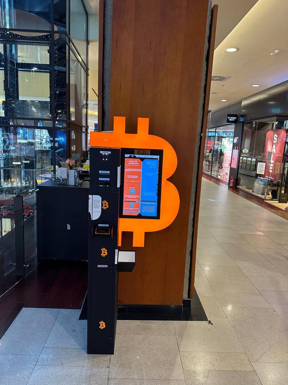 Bancomat Bitcoin la Iulius Mall foto numărul 3