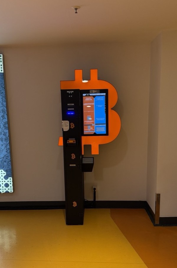Bancomat Bitcoin în Promenada Mall foto numărul 1